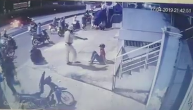 Xác minh clip CSGT chĩa súng, tung chân đá 2 người sau va chạm giao thông ở Sài Gòn