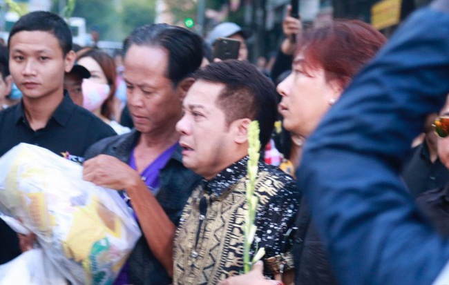 Nghệ sĩ Minh Nhí òa khóc nức nở phải có người dìu đi trong lễ động quan nghệ sĩ Anh Vũ
