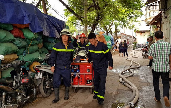 NÓNG: 8 người chết và mất tích trong vụ cháy nhà xưởng ở Hà Nội