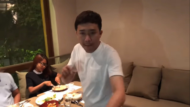 Trấn Thành bỏ tiền mời gia đình vợ đi ăn, lộ diện em trai Hari Won và bạn gái người Việt