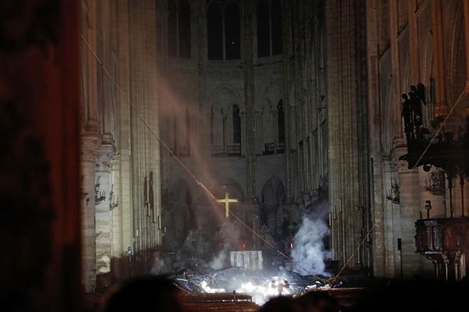 Lính cứu hỏa lao vào khói độc và "những giọt chì nóng chảy" trong biển lửa ở nhà thờ Đức Bà