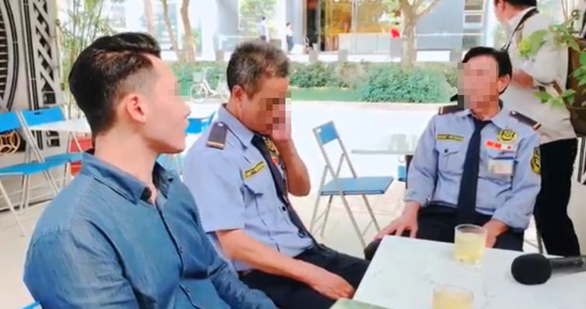 Thanh niên Việt kiều đến tận nơi xin lỗi 2 nhân viên bảo vệ: "Con không khinh mấy chú, con cũng tự làm đủ nghề mới có tiền"