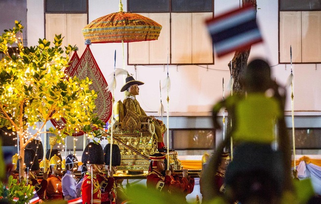 Vua Vajiralongkorn dừng bái Phật ở nơi ngự pho tượng Phật được tôn kính bậc nhất Thái Lan