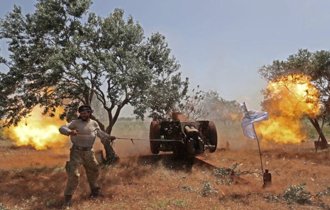 24h qua ảnh: Chiến binh quân nổi dậy Syria nã pháo vào quân chính phủ
