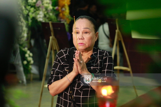 Dàn nghệ sĩ bất chấp mưa lớn tới thắp nhang cho nghệ sĩ Lê Bình trong buổi tối thứ hai tang lễ