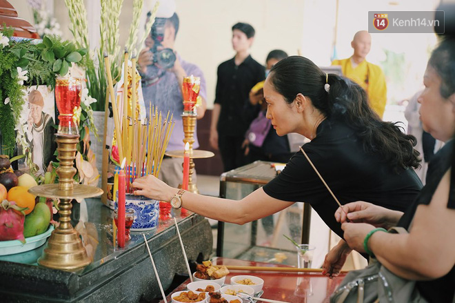 Hoa hậu Diễm Hương, MC Cát Tường và nhiều đồng nghiệp đến viếng đám tang cố nghệ sĩ Lê Bình