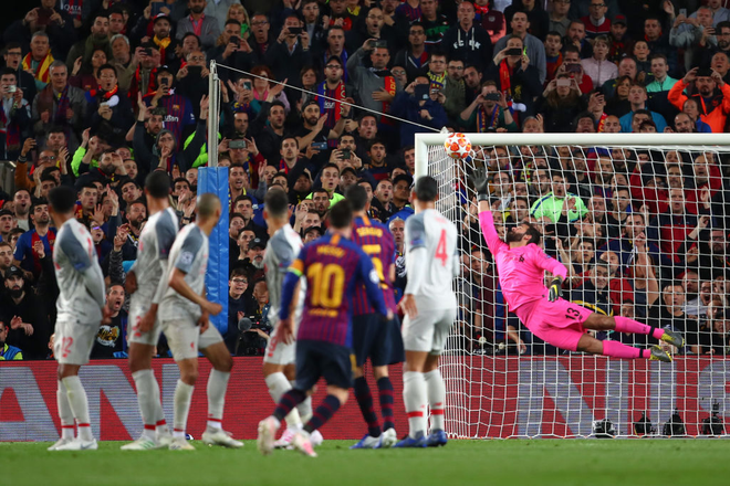 Phát hiện SỐC: Messi đã "ăn gian" trước khi thực hiện cú đá phạt siêu thần thánh