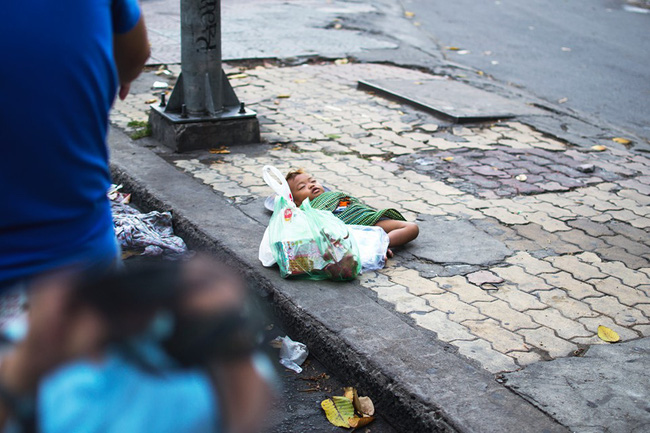Bức ảnh giấc ngủ của em bé dưới chân thành phố khiến ta nhói tim, nhưng cũng mở ra một bài học lớn