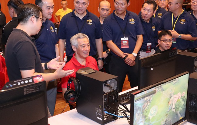 Thủ tướng Singapore "xắn tay áo" ngồi chơi điện tử, hào hứng với sự phát triển của Esports nước nhà