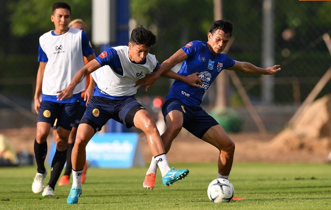 Tìm mọi cách để thắng Việt Nam, tuyển Thái Lan hối hả tập luyện trước 3 ngày dù chưa đủ quân số