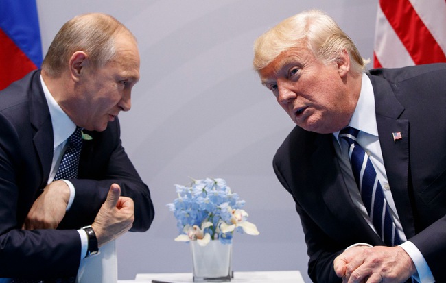 Lần đầu họp mặt, ông Trump bị ông Putin "xoay như chong chóng": Mỹ hoàn toàn "dưới cơ"?