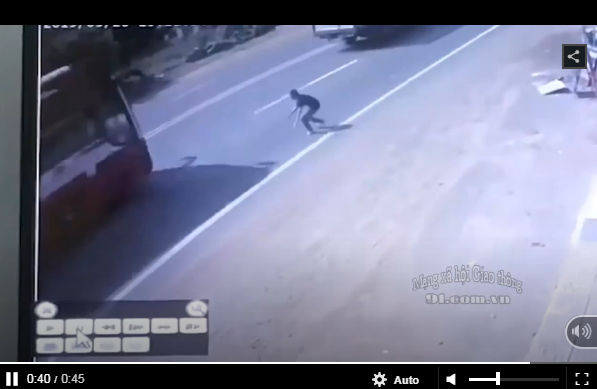 Xuất hiện đoạn clip sốc ghi lại cảnh người đàn ông đứng chờ ở ven đường rồi bất ngờ lao đầu vào bánh xe khách tự tử