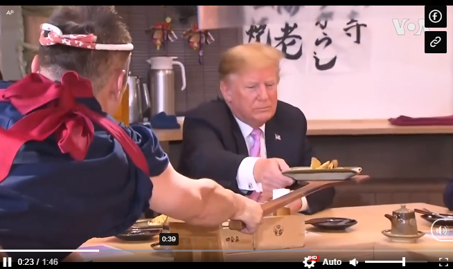 TT Trump "gây bão" với biểu cảm thú vị: Nhận thức ăn bằng 1 tay, "ném cái nhìn sắc lẹm" về đầu bếp Nhật Bản