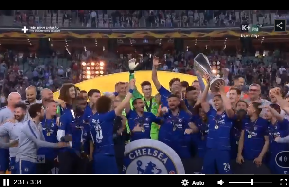 Sao Chelsea cầm đôi nạng "đánh yêu" huấn luyện viên trong lễ trao cúp vô địch Europa League