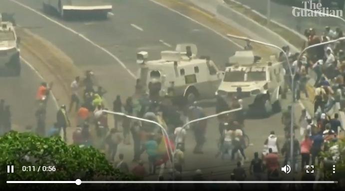 [VIDEO] Guardian: Xe quân sự chính phủ Venezuela phun vòi rồng, húc vào đám đông người biểu tình