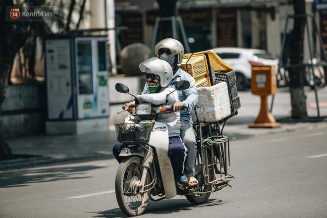 Người lao động ở Hà Nội vật vã chống chọi với nắng nóng trên 40 độ C, chỉ mong trời dịu mát phần nào