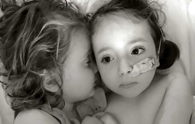 Cùng mắc căn bệnh quái ác, bé 7 tuổi tự nguyện nhường em gái điều trị trước khiến người mẹ tan nát trái tim