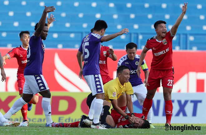 Cầu thủ U22 Việt Nam bị lõm xương đầu sau va chạm rợn người tại V.League