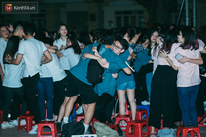 Lễ trưởng thành và ra trường của học sinh Việt Đức (Hà Nội): Tạm biệt thầy cô, mái trường chúng con đi ạ!