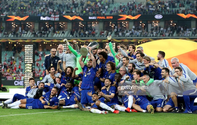 Sao Chelsea cầm đôi nạng "đánh yêu" huấn luyện viên trong lễ trao cúp vô địch Europa League
