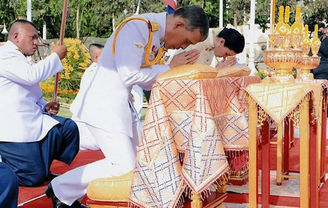 Lễ đăng cơ của Quốc vương Thái Lan: Tắm "nước thiêng", đội trên đầu hơn 7kg vàng và những điều độc đáo khác