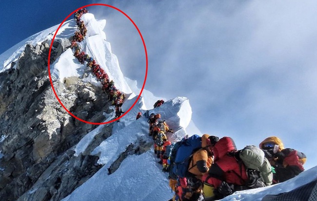 Sự thật kinh hoàng đằng sau tấm hình "tắc đường" trên đỉnh Everest đang gây sốc truyền thông quốc tế