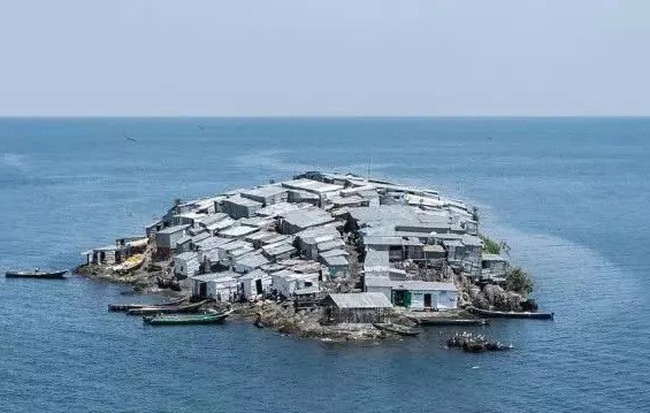 Hòn đảo “nghẹt thở” nhất hành tinh: Chưa bằng nửa sân bóng nhưng có cả nghìn dân