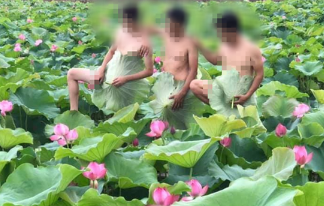 4 chàng trai bán nude, khoe vòng 3 phản cảm bên hồ sen khiến dân mạng tranh cãi kịch liệt
