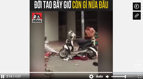 Người đàn ông vừa đập tan tành xe máy tay ga nghi của vợ vừa hét lớn "Hát hò này, vui chơi này, vui không, vui không"