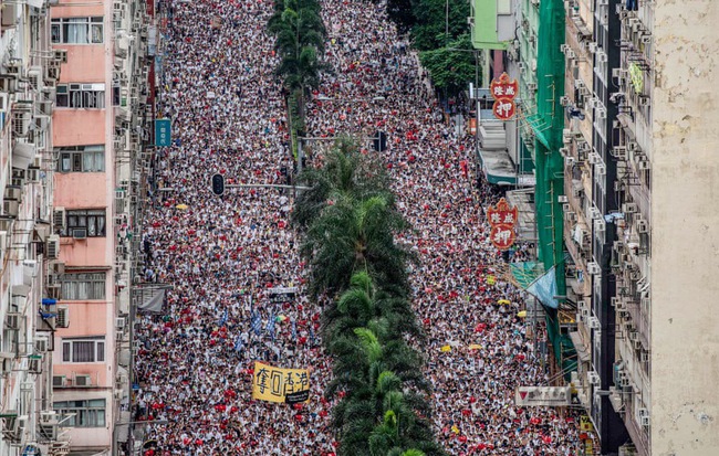24h qua ảnh: Hàng triệu người đổ xuống phố biểu tình ở Hồng Kông