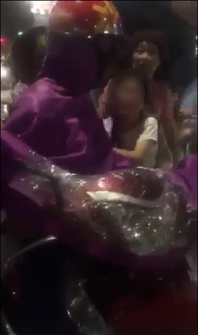 Hà Nội: Phạt không cho con lên xe giữa trời mưa vì đánh rơi đồ, mẹ trẻ bị đám đông người dân tập trung mắng nhiếc và dọa đánh