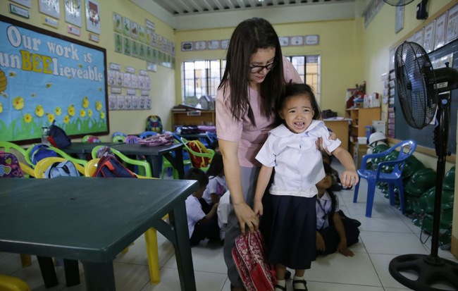 24h qua ảnh: Cô giáo dỗ học sinh trong ngày đầu tới trường