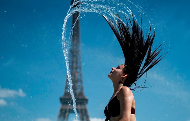 24h qua ảnh: Cô gái giải nhiệt mùa hè trong đài phun nước ở Paris