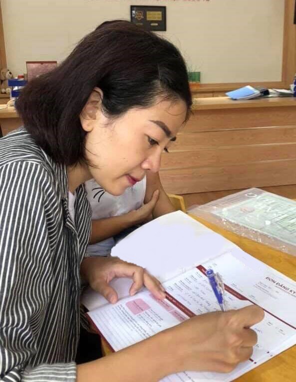 Mai Phương đi nhập học cho con, hạnh phúc tới nỗi viết nhầm tên mình trong đơn đăng ký