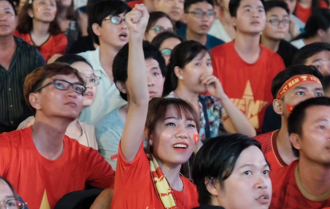 Hàng triệu CĐV Việt Nam hò heo khi Anh Đức ghi bàn thắng quyết định, loại Thái Lan ở King's Cup 2019