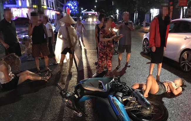 Tranh cãi xung quanh việc 2 cô gái bị tai nạn nằm dưới đường nhưng một số người vẫn thản nhiên đứng quay phim, chụp ảnh