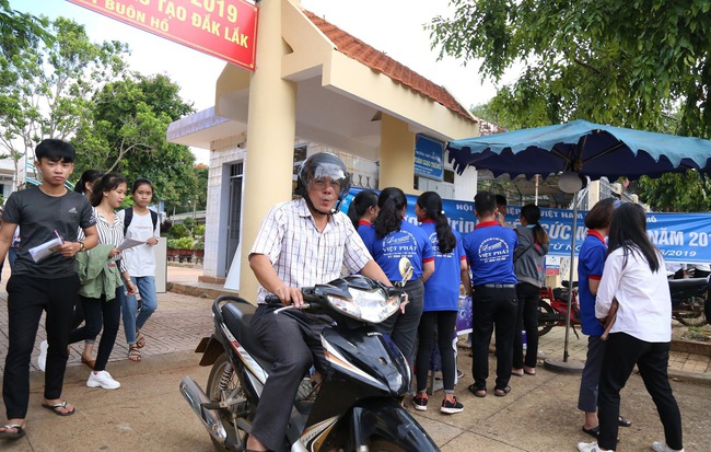 Đắk Lắk: Nguyên Phó chủ tịch mặt trận xã đi thi tốt nghiệp THPT quốc gia năm 2019