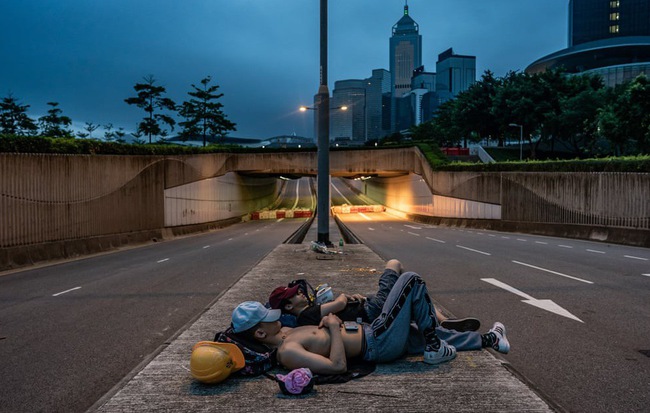 24h qua ảnh: Người biểu tình Hong Kong ngủ trên đường phố