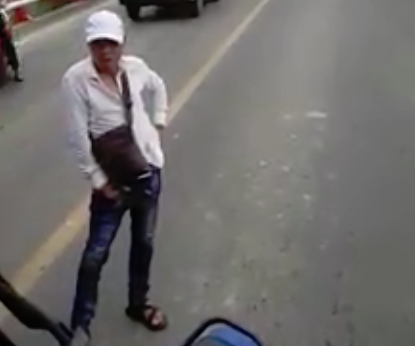 Hà Nội: Người đàn ông chặn đầu xe buýt rồi lớn tiếng thách thức, hành hung tài xế khiến cộng đồng mạng bức xúc
