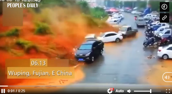 Clip: Sạt lở đất kinh hoàng ở Trung Quốc, hàng chục tô, xe máy bị nhấn chìm trong nháy mắt