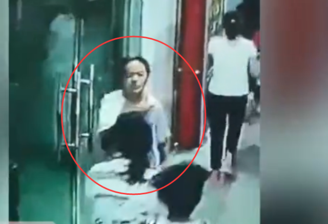Hình ảnh nữ sinh 13 tuổi dũng cảm ngược dòng người để sơ tán các bạn trong trận động đất ở Trung Quốc gây bão MXH