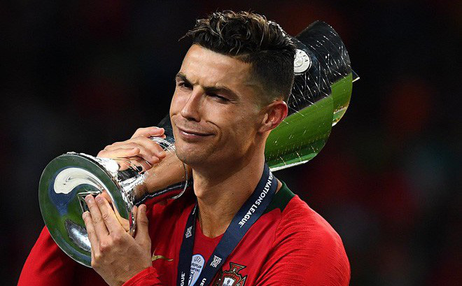 Bỏ lại đằng sau nỗi sầu World Cup, Ronaldo sắp trở thành kẻ \