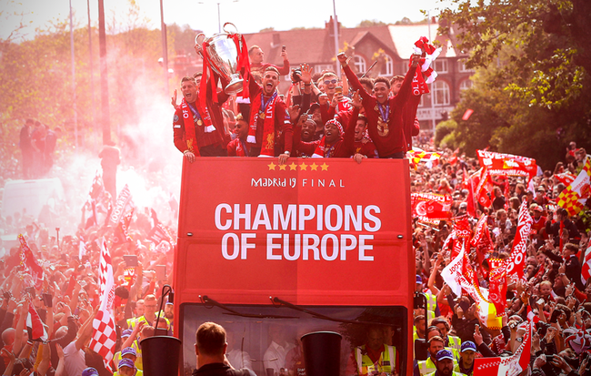 Liverpool rước cúp vô địch Champions League: Biển người nhuộm đỏ thành phố cảng sau 14 năm mòn mỏi chờ đợi