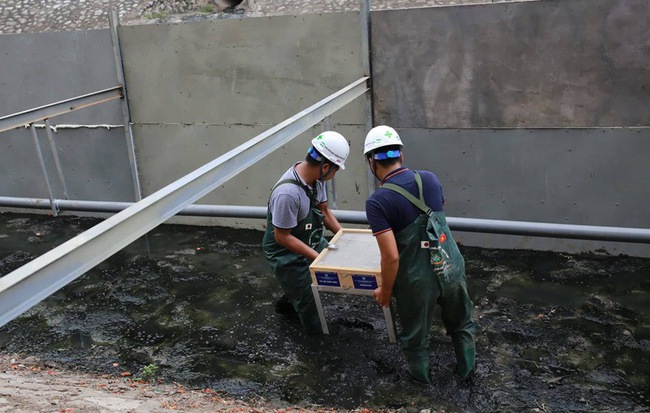 Quây rào sắt, xử lý bùn sông Tô Lịch thành khí CO2 và nước bằng công nghệ Nhật Bản