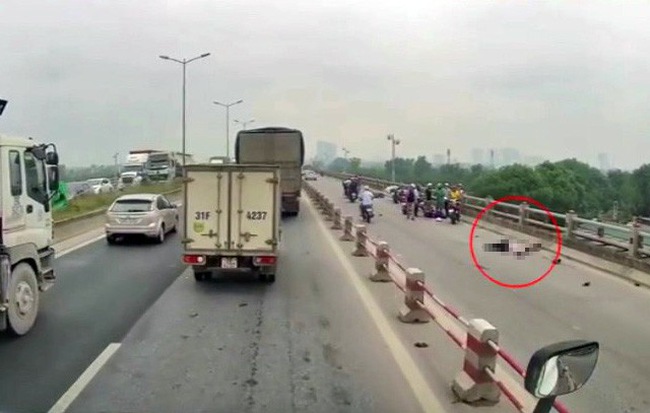 Đôi nam nữ đi xe máy nghi tự đâm vào lan can cầu Thanh Trì, 1 người tử vong