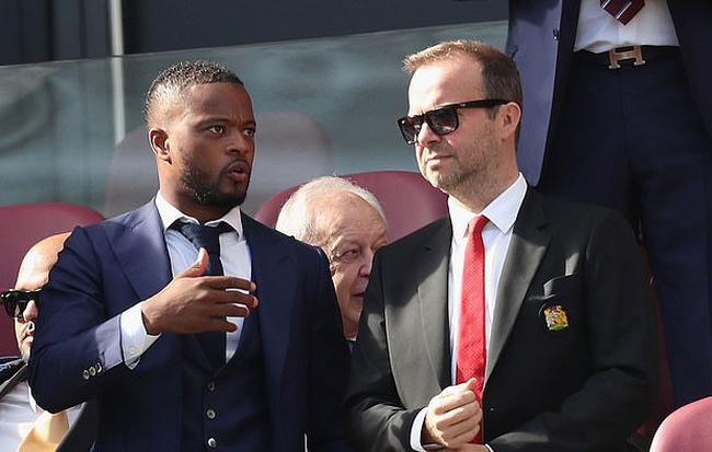 Evra tiết lộ màn chửi thề, đe dọa vị sếp quyền lực của Man United