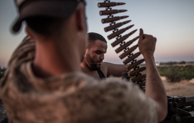 7 ngày qua ảnh: Chiến binh quân đội Libya chuẩn bị vũ khí tại chiến tuyến