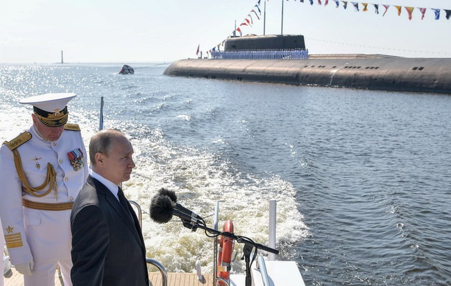 24h qua ảnh: Tổng thống Putin dự lễ duyệt binh của Hải quân Nga