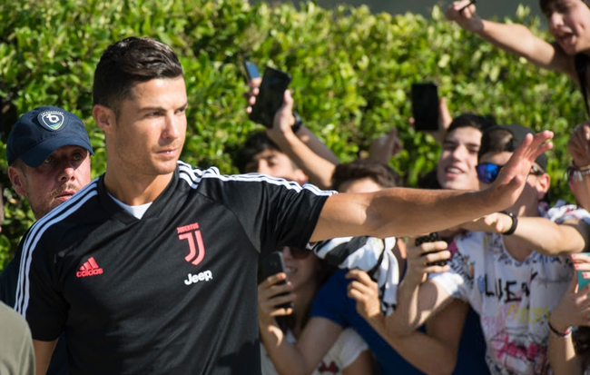 Hot như Ronaldo: Đến khám sức khỏe thôi cũng được fan ùn ùn kéo đến xem, tới tấp xin chữ ký