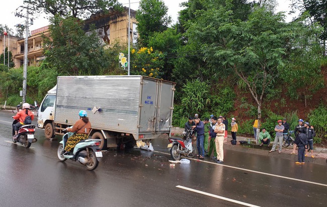 Tông vào xe tải đang dừng giữa đường để sửa chữa, một chiến sĩ công an thiệt mạng